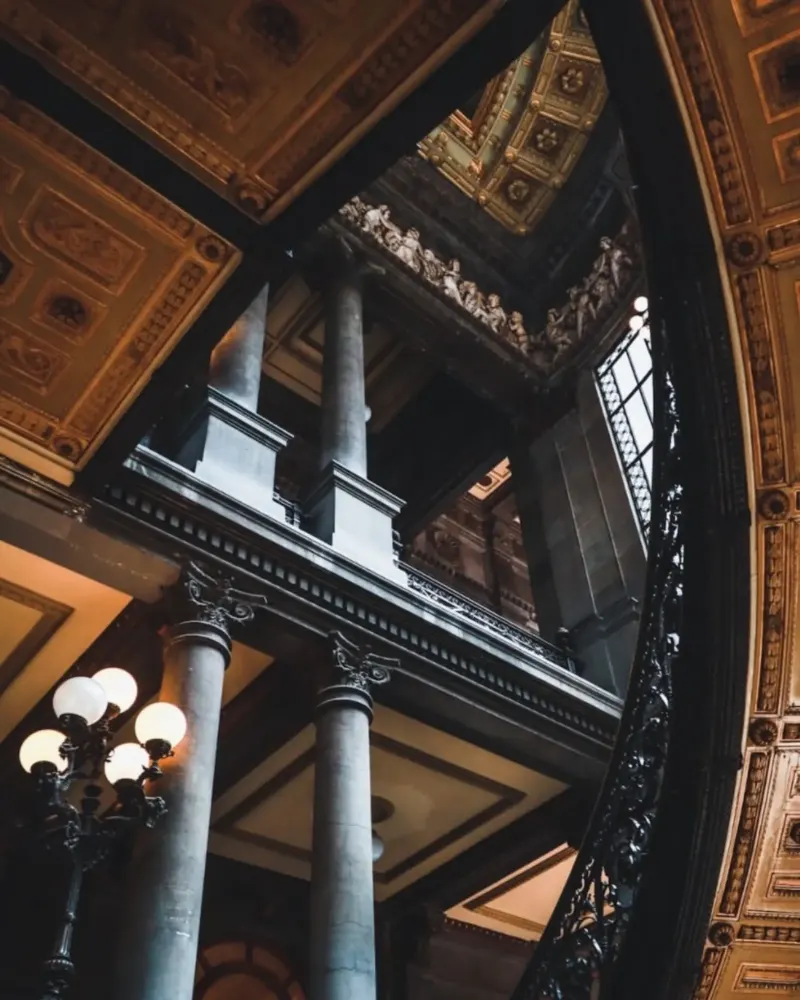 Detalle arquitectónico interior de edificio histórico con balcones