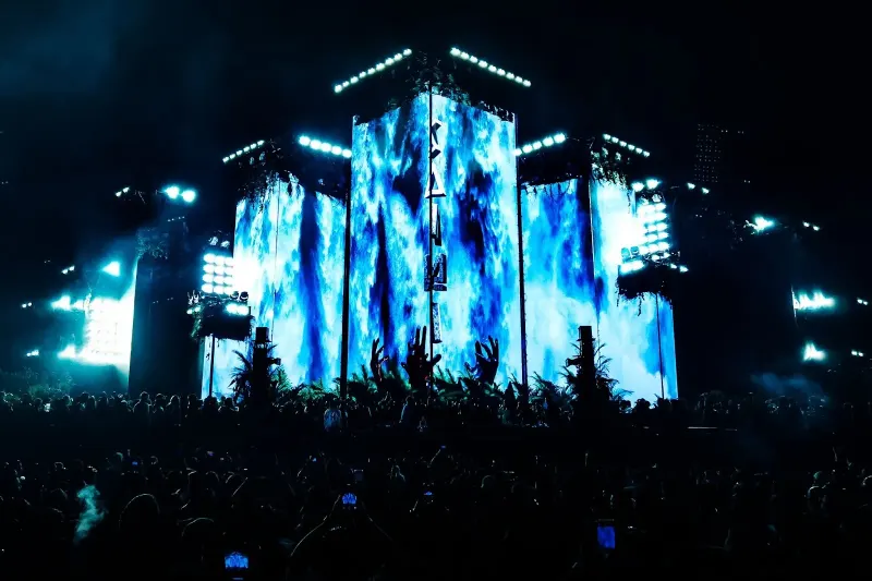 Escenario con pantallas led azules y multitud