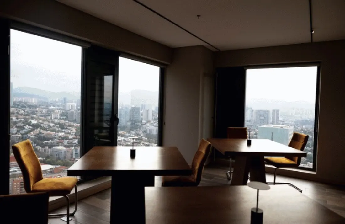 Salón de restaurante con vista a la ciudad
